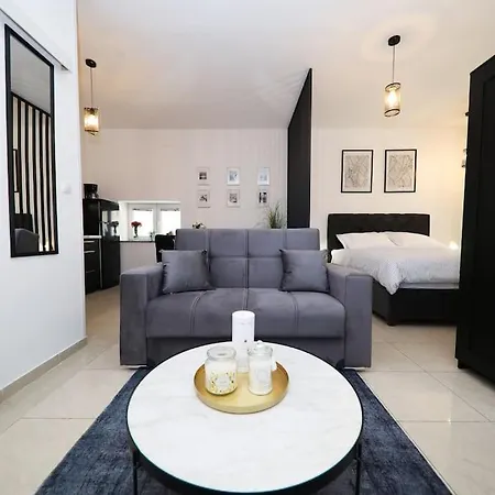 “minipalais” In The Heart Of Apartmán Zadar