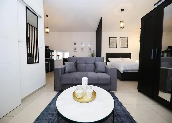 “minipalais” In The Heart Of Appartamento Zara