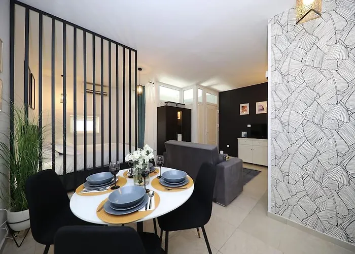 “minipalais” In The Heart Of Apartmán Zadar