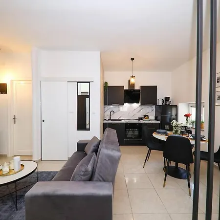 “minipalais” In The Heart Of Apartament